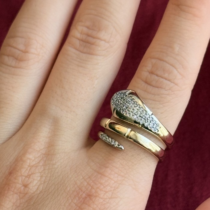 Gold & Gümüş Detaylı Sarmal Yüzük: Modern Şıklık resmi