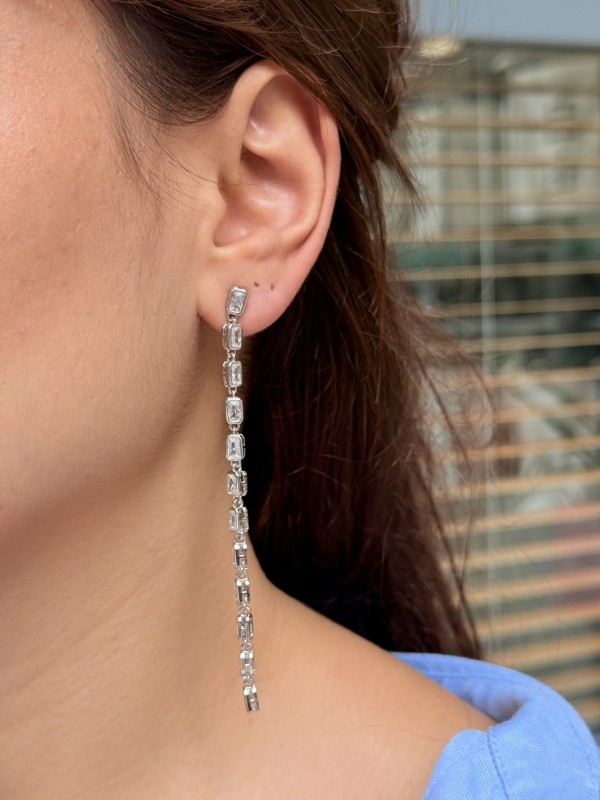 Zarafetin Işıltısı: Uzun Gümüş Küpe resmi