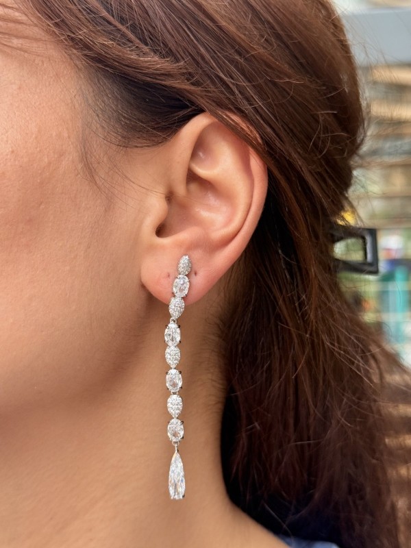 Işıltılı Zarafet: Taşlı Gümüş Sallanan Küpe resmi