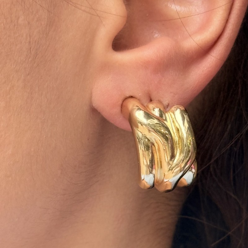 Parlayan Zarafet: Gold Küpe resmi