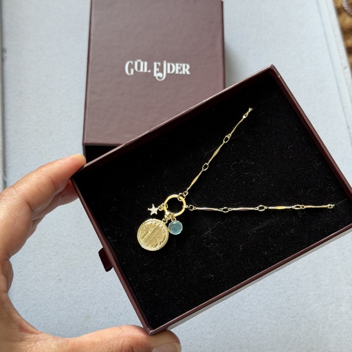 Madalyon Charm Kolye  resmi