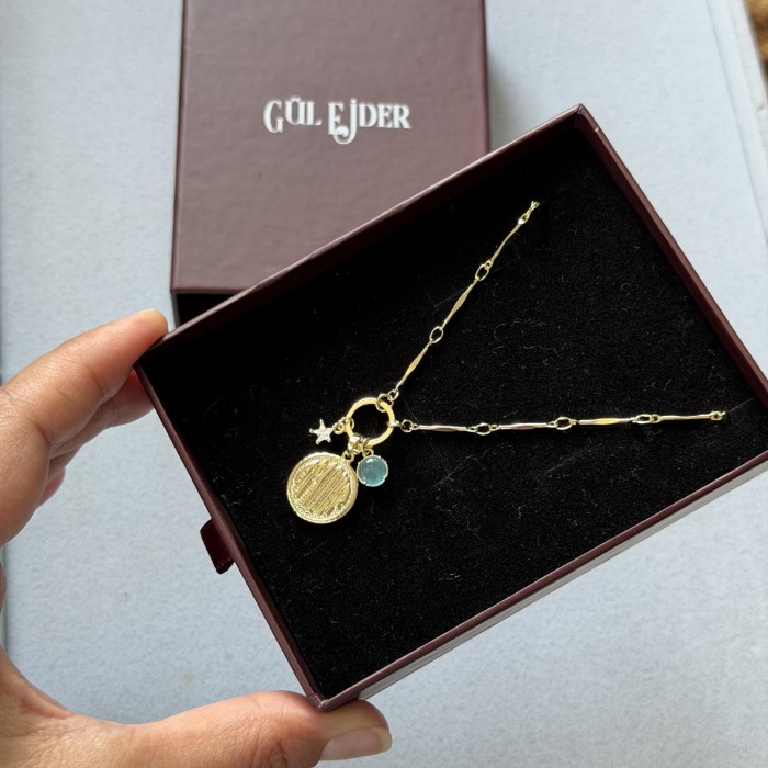 Madalyon Charm Kolye  resmi