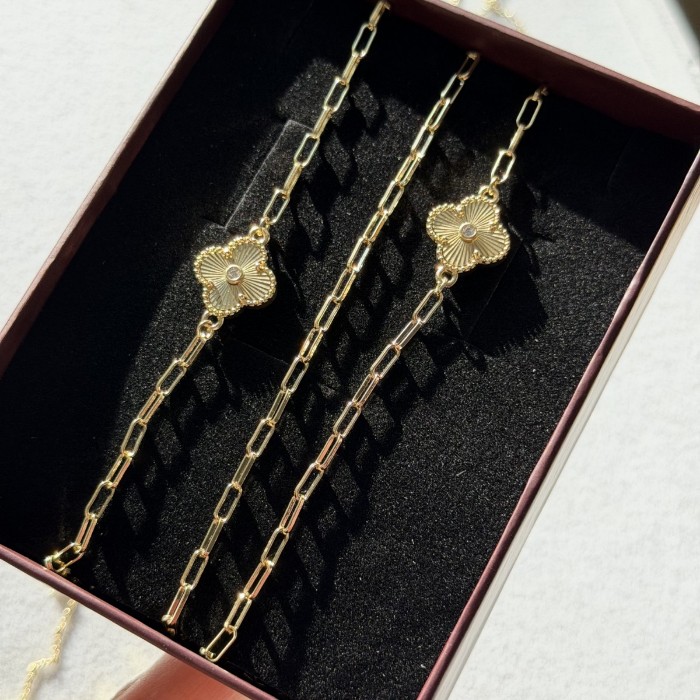 Uzun Yonca Motif Kolye  resmi